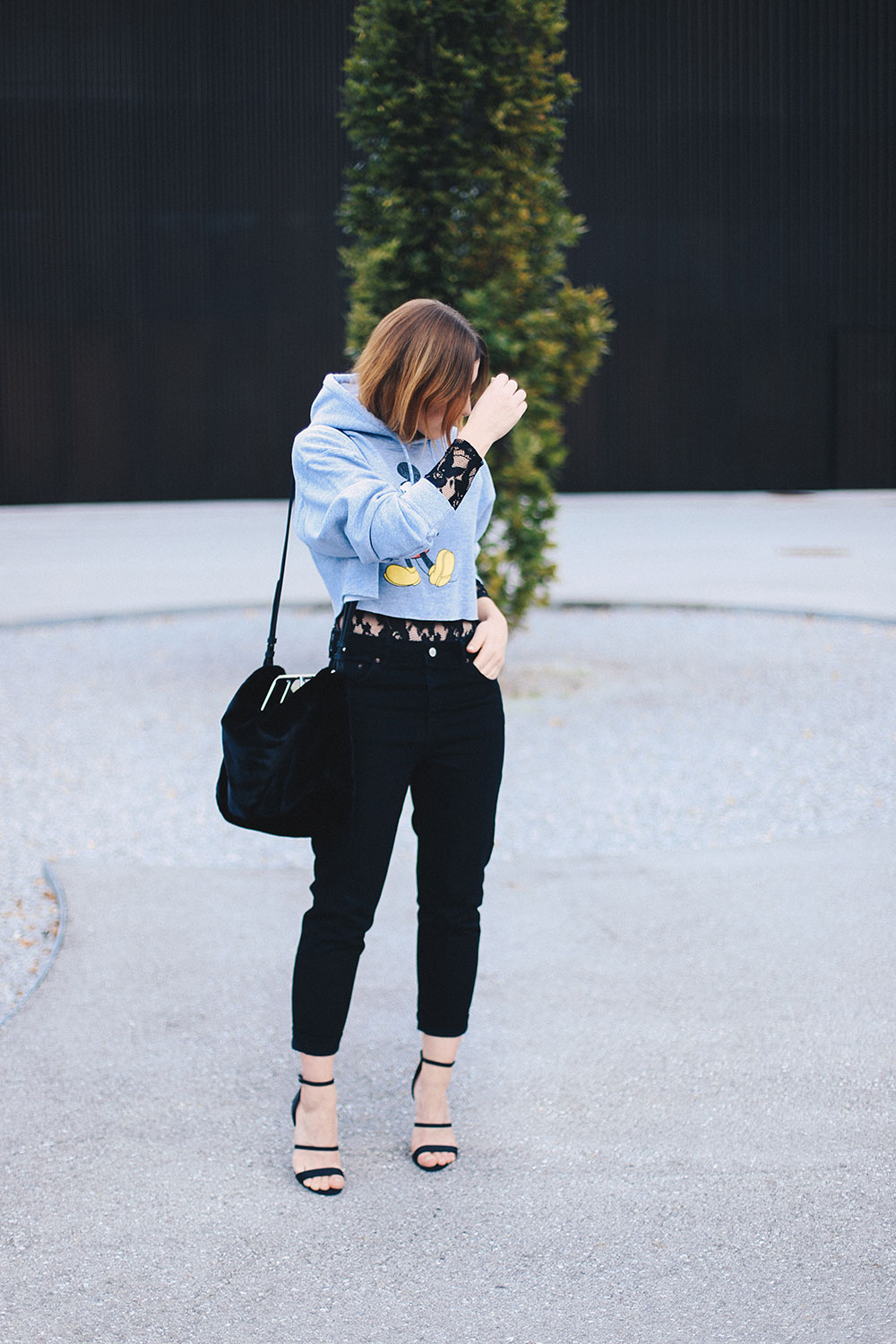 Cropped Mickey Mouse Pullover, Spitzenbody, Mom Jeans, Tasche aus Webpelz, cropped Kapuzenpullover, Streetstyle, Fashion Blog, Mode Blog, whoismocca.me