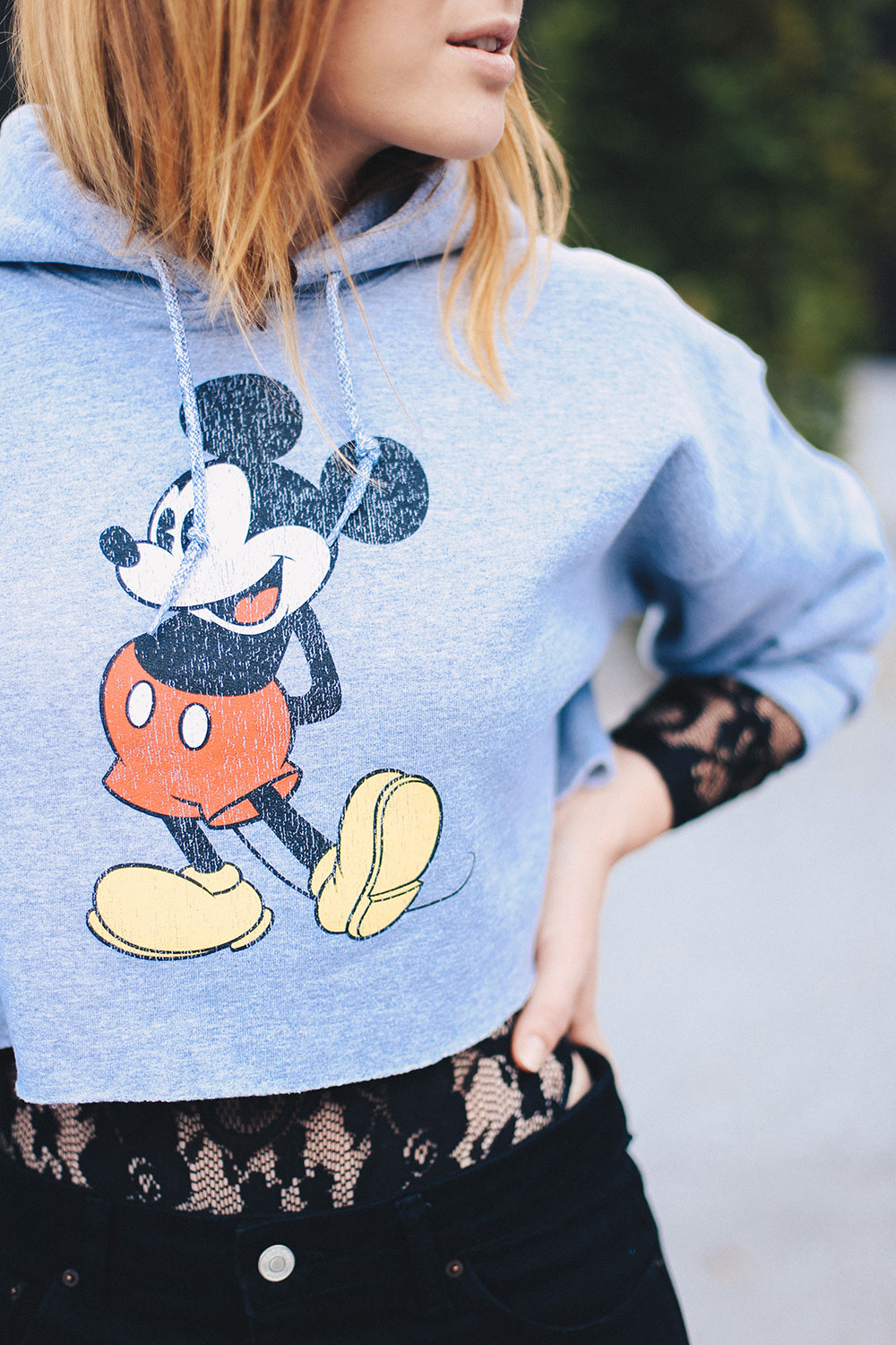 Cropped Mickey Mouse Pullover, Spitzenbody, Mom Jeans, Tasche aus Webpelz, cropped Kapuzenpullover, Streetstyle, Fashion Blog, Mode Blog, whoismocca.me