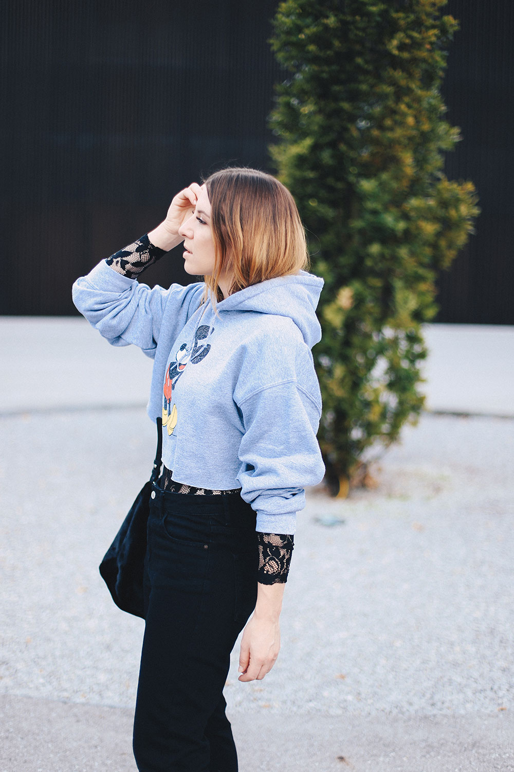 Cropped Mickey Mouse Pullover, Spitzenbody, Mom Jeans, Tasche aus Webpelz, cropped Kapuzenpullover, Streetstyle, Fashion Blog, Mode Blog, whoismocca.me