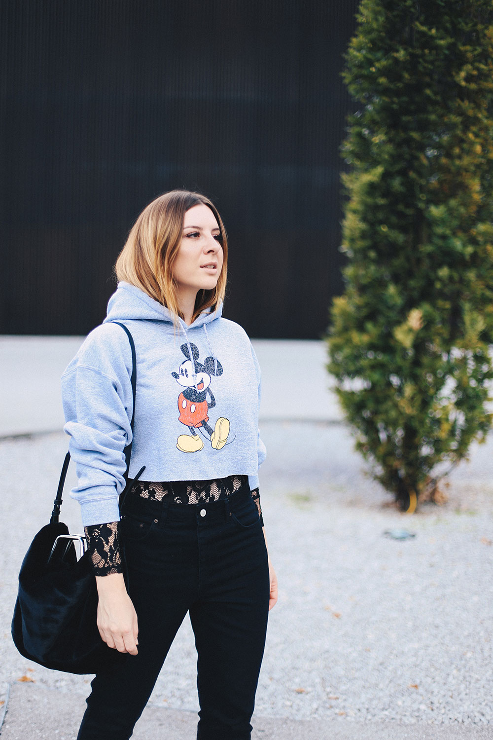 Cropped Mickey Mouse Pullover, Spitzenbody, Mom Jeans, Tasche aus Webpelz, cropped Kapuzenpullover, Streetstyle, Fashion Blog, Mode Blog, whoismocca.me