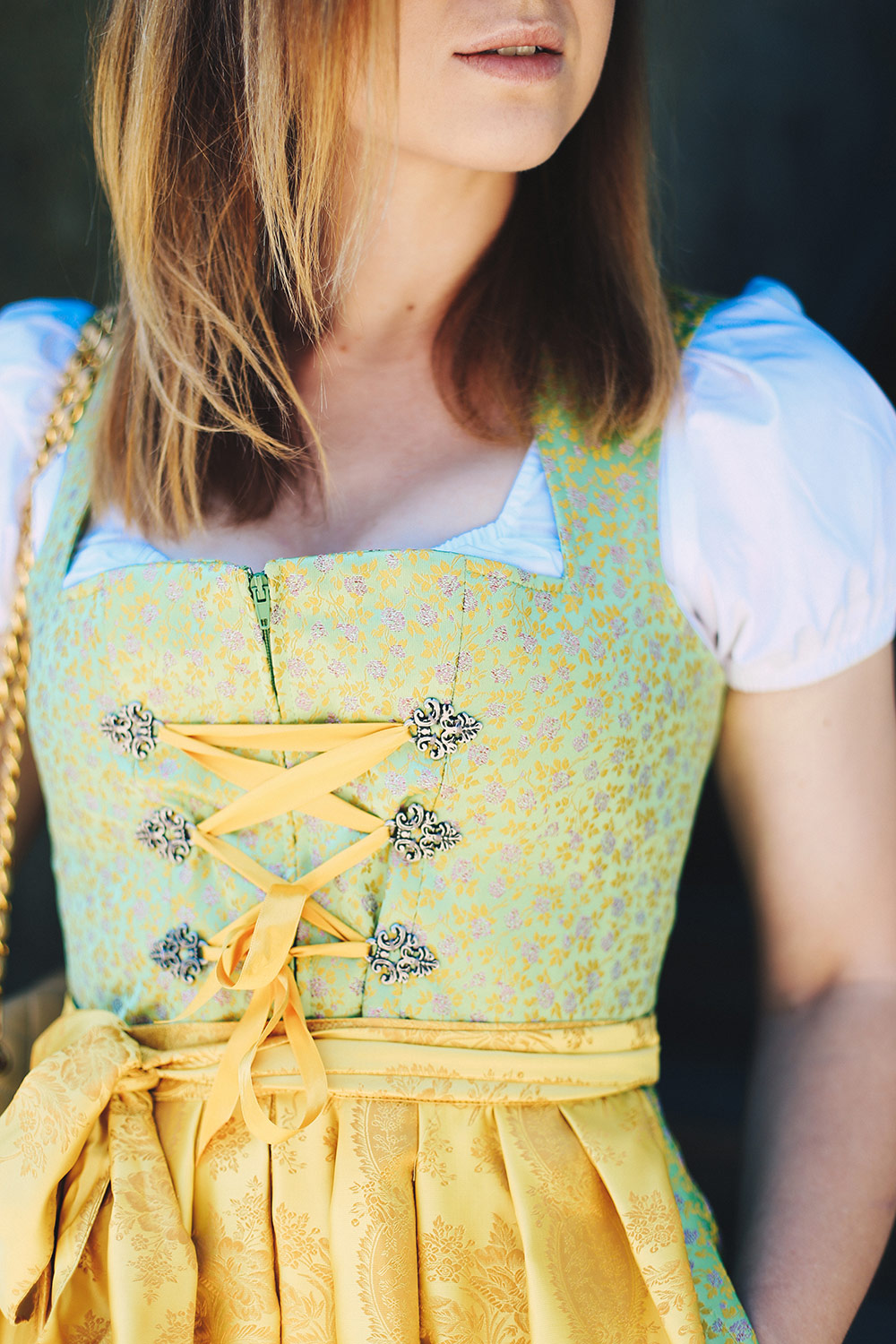 Oktoberfest Styling Tipps, Dirndl-Dekolleté, Dirndl Schuhe, Dirndl No-Gos, gelbes Dirndl, grünes Dirndl, Fashion Magazin, Fashion Blog, Modeblog, whoismocca.me