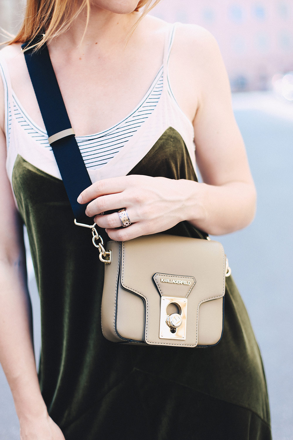 Outfit-Idee, Grünes Samtkleid kombinieren, Cross Body Bag extrabreiter Gurt, Sommer Herbst Outfit, Midikleid, Streetstyle, Fashion Blog, Modeblog, Fashion Magazin, whoismocca.me