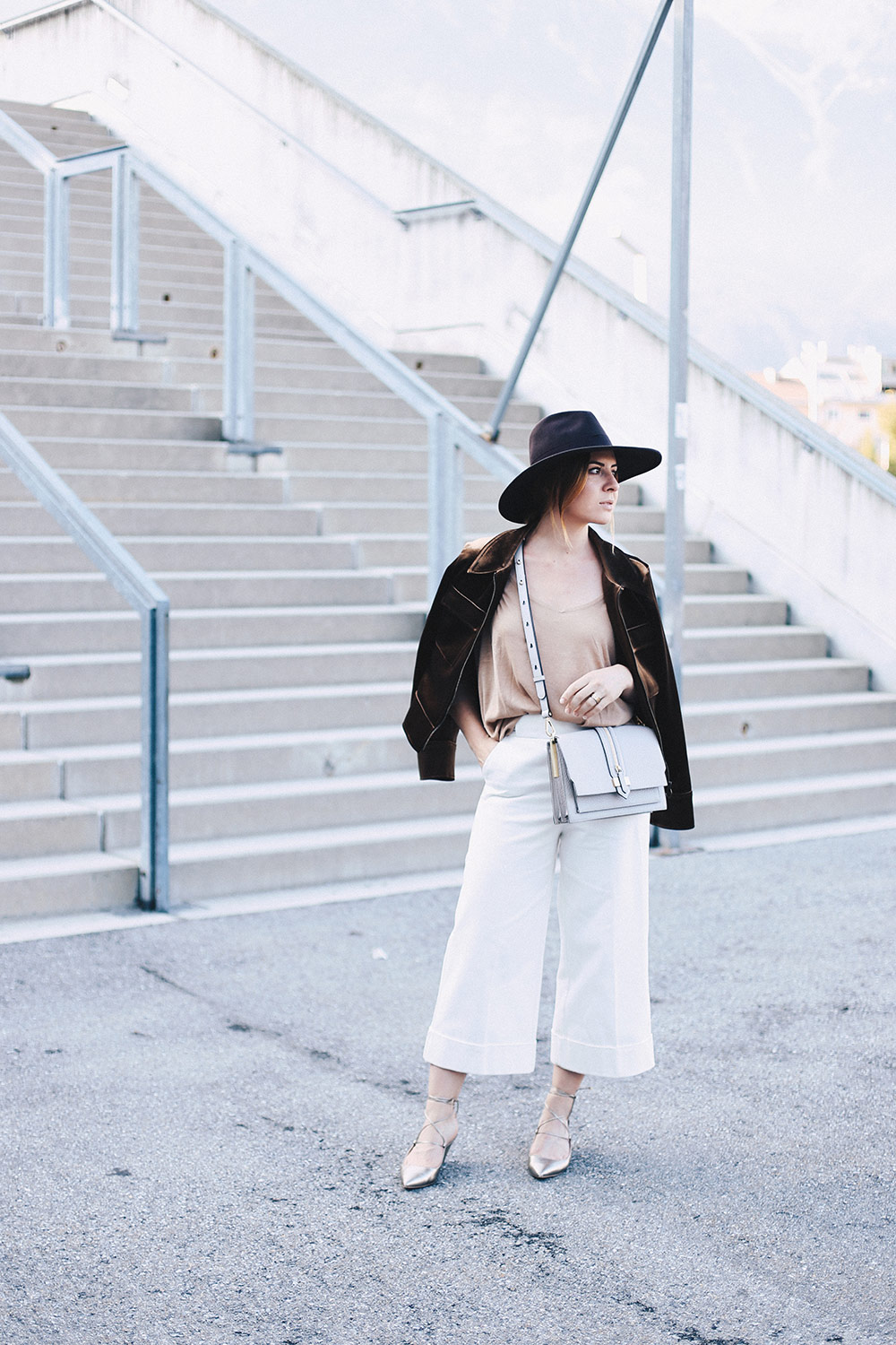 So integriere ich den Samt-Trend in einem Alltags-Outfit, Herbst Outfit, Herbst Trends, Fashion Magazin, Fashion Blog, Modeblog, Culotte, Streetstyle, whoismocca.me