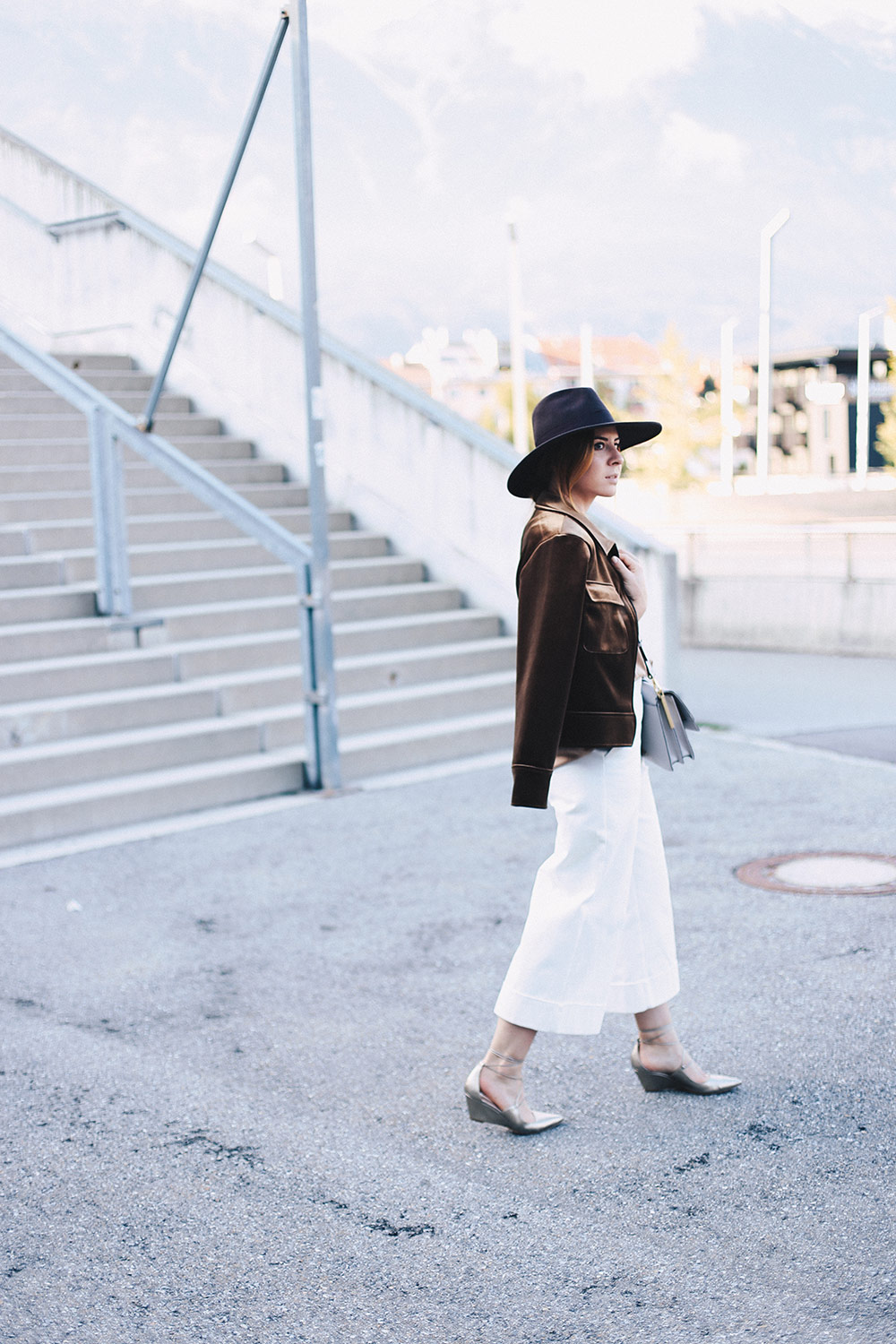 So integriere ich den Samt-Trend in einem Alltags-Outfit, Herbst Outfit, Herbst Trends, Fashion Magazin, Fashion Blog, Modeblog, Culotte, Streetstyle, whoismocca.me