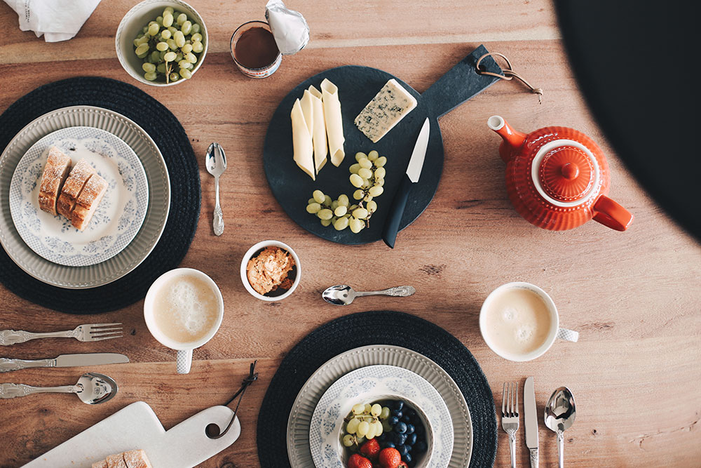 Aufgetischt, Essbereich gestalten, Geschirrtrends, Geschirr mit Schnörkel, Schönes Besteck, Impressionen, Ediths, H&M Home, Massivholz Esstisch Baumkante, Frühstücksservice, Frühstückstisch, vegetarisch, Einrichtung Ideen, Interior Magazin, Blogazine, whoismocca.me