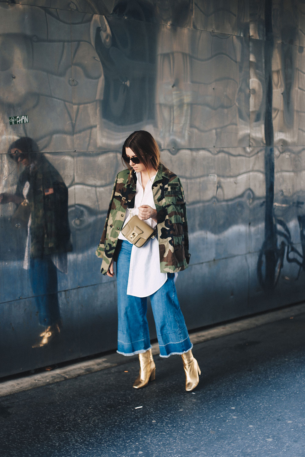 Oversize Camouflage Parka, Denim Culotte, goldene Boots, Streetstyle, Herbst Outfit, Metallic Boots, Cross Body Bag, breiter Riemen, Fashion Blog, Modeblog, whoismocca.me