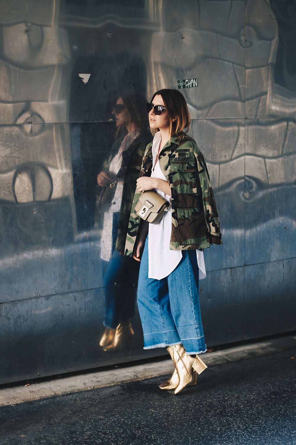 Oversize Camouflage Parka, Denim Culotte, goldene Boots, Streetstyle, Herbst Outfit, Metallic Boots, Cross Body Bag, breiter Riemen, Fashion Blog, Modeblog, whoismocca.me