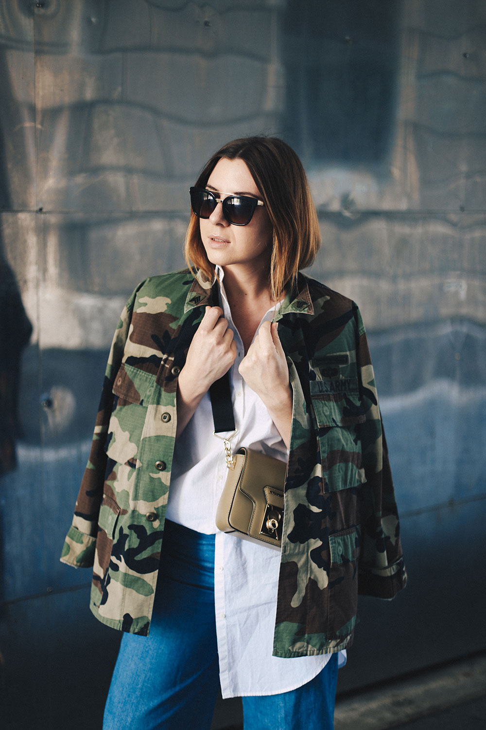 Oversize Camouflage Parka, Denim Culotte, goldene Boots, Streetstyle, Herbst Outfit, Metallic Boots, Cross Body Bag, breiter Riemen, Fashion Blog, Modeblog, whoismocca.me