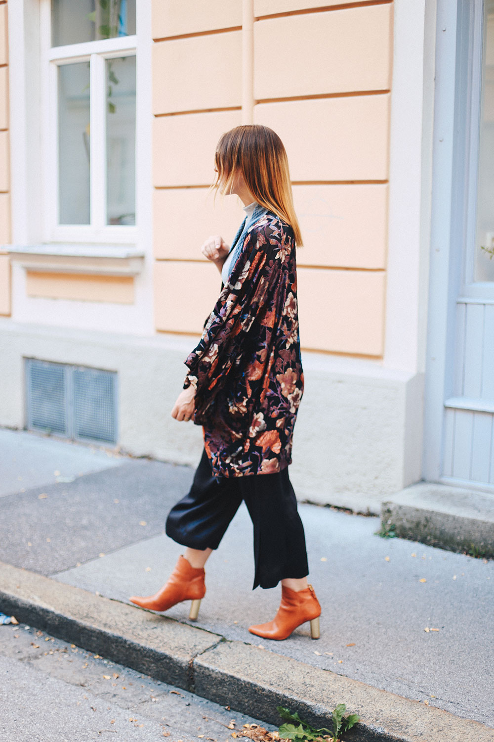 Samt-Kimono mit Blumenprint, Satin-Culotte, Boots in Orange, Zara Outfit, H&M Outfit, Streetstyle, Modeblog, Fashionblog, whoismocca.me