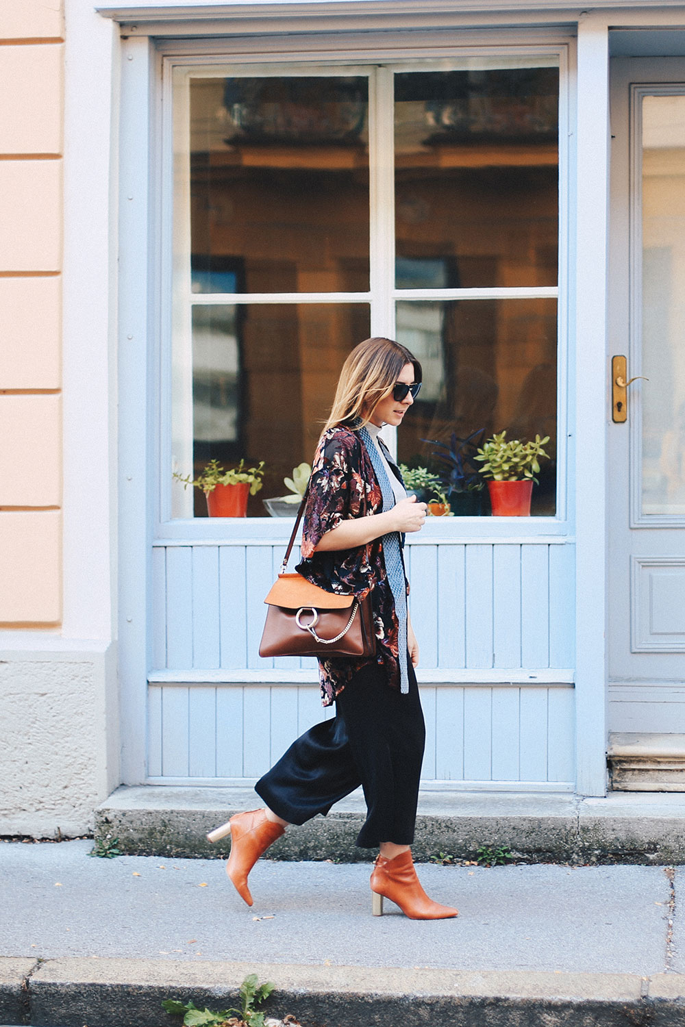 Samt-Kimono mit Blumenprint, Satin-Culotte, Boots in Orange, Zara Outfit, H&M Outfit, Streetstyle, Modeblog, Fashionblog, whoismocca.me