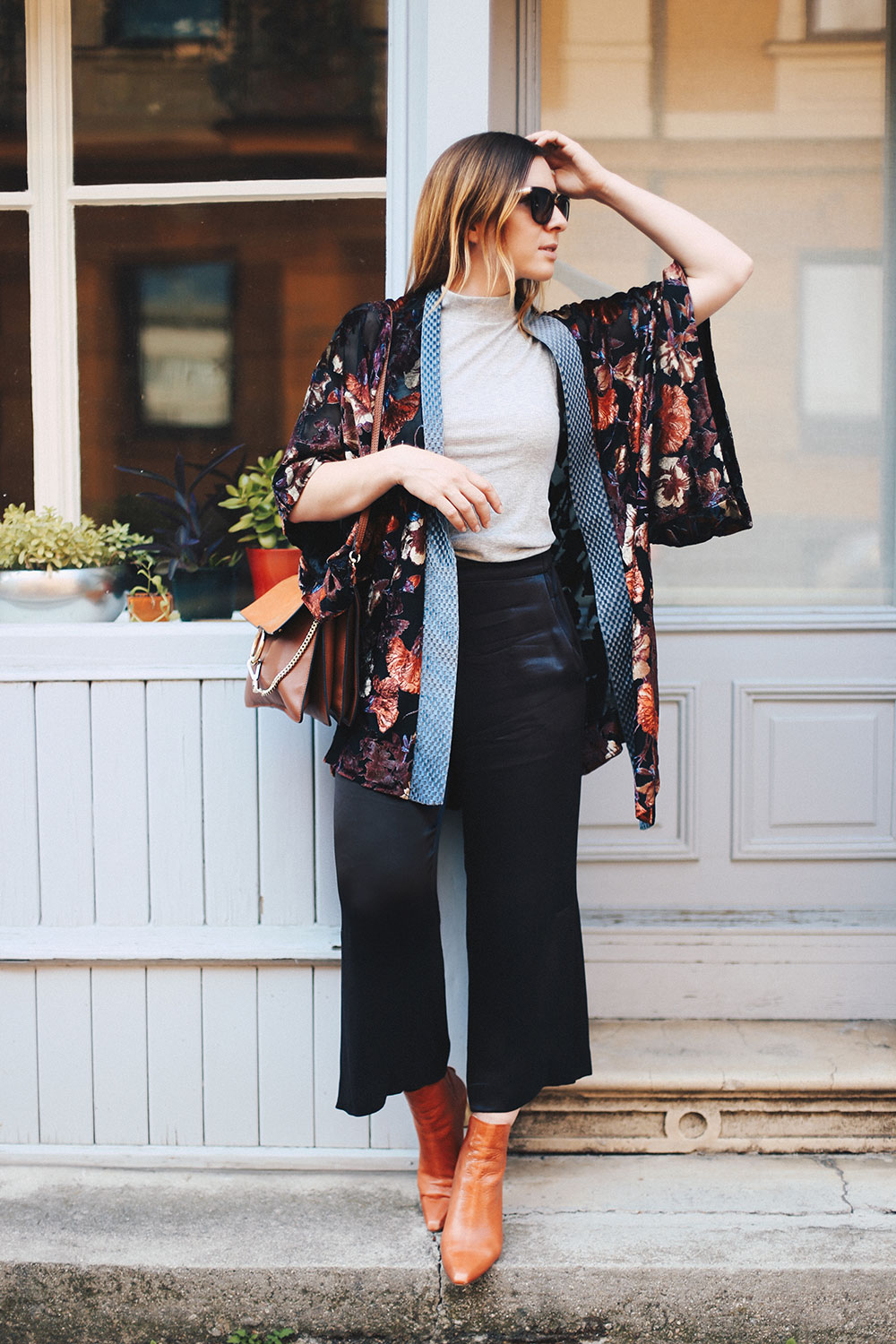 Samt-Kimono mit Blumenprint, Satin-Culotte, Boots in Orange, Zara Outfit, H&M Outfit, Streetstyle, Modeblog, Fashionblog, whoismocca.me