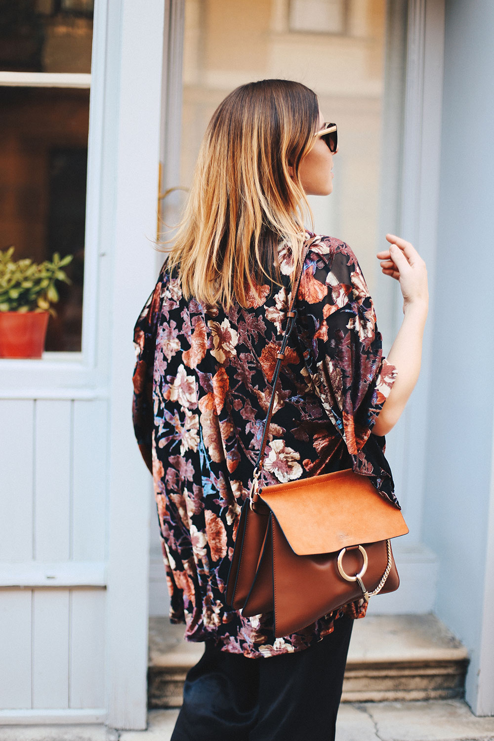 Samt-Kimono mit Blumenprint, Satin-Culotte, Boots in Orange, Zara Outfit, H&M Outfit, Streetstyle, Modeblog, Fashionblog, whoismocca.me