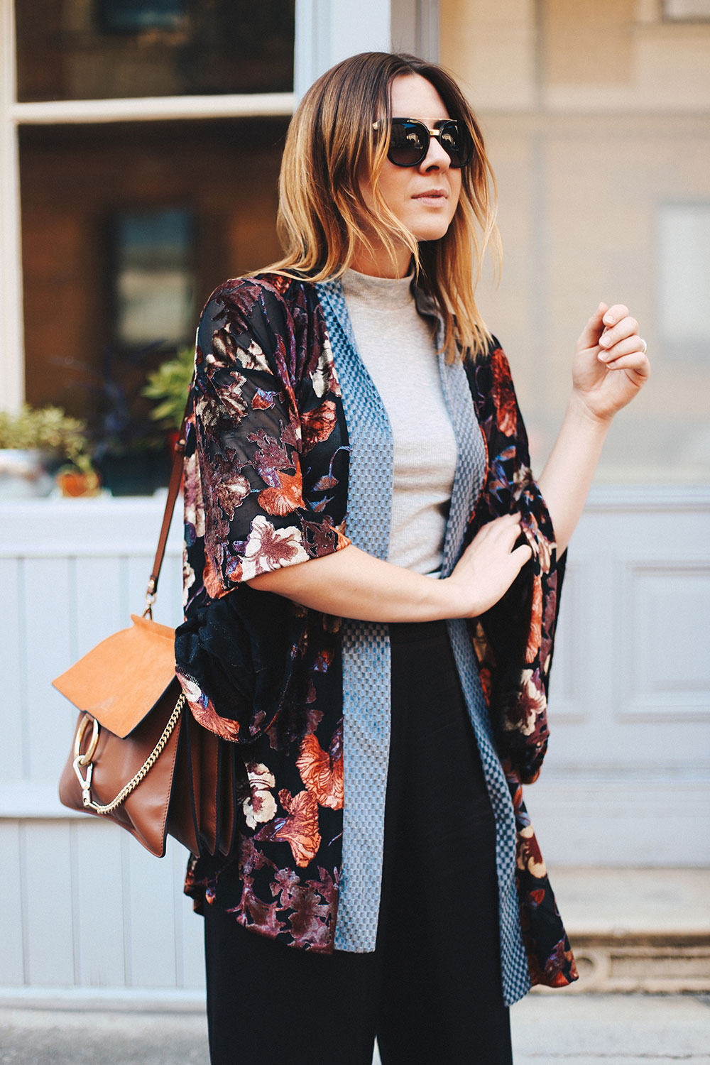 Samt-Kimono mit Blumenprint, Satin-Culotte, Boots in Orange, Zara Outfit, H&M Outfit, Streetstyle, Modeblog, Fashionblog, whoismocca.me