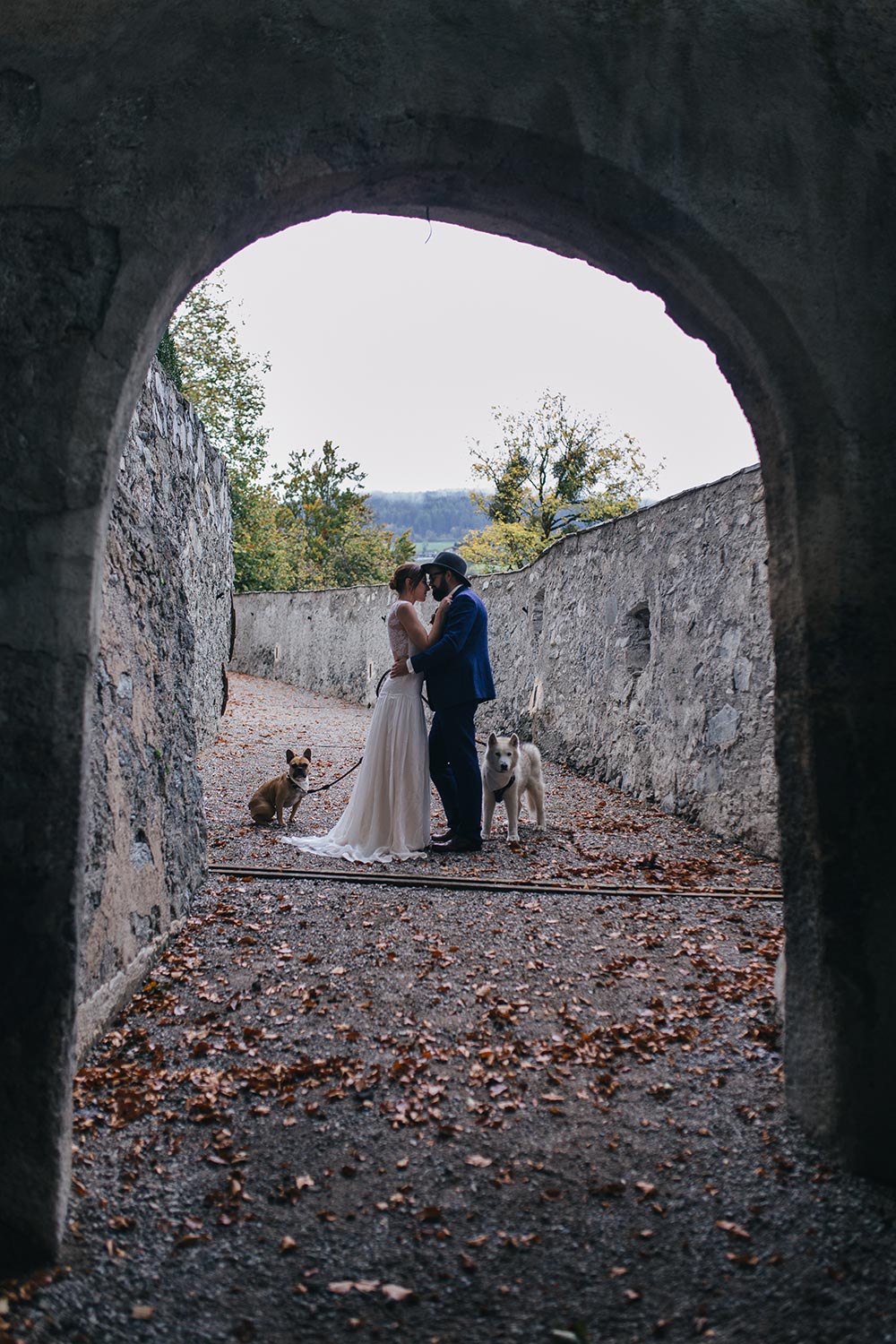 Herbsthochzeit, Style Shoot, Hochzeit in Tirol, Schloss Friedberg, Papeterie, Hochzeitskleid, Stephanie Wolff Paris, Hochzeit mit Hunden, Shooting mit Hunden, fashionblog, modeblog, hochzeitsblog, whoismocca.me