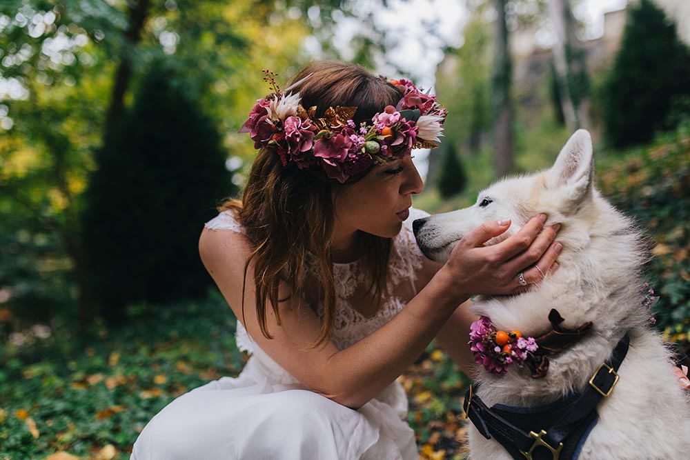 Herbsthochzeit, Style Shoot, Hochzeit in Tirol, Schloss Friedberg, Papeterie, Hochzeitskleid, Stephanie Wolff Paris, Hochzeit mit Hunden, Shooting mit Hunden, fashionblog, modeblog, hochzeitsblog, whoismocca.me