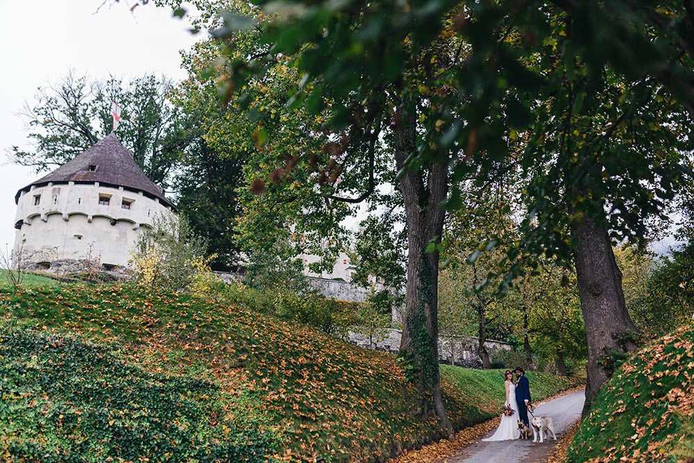 Herbsthochzeit, Style Shoot, Hochzeit in Tirol, Schloss Friedberg, Papeterie, Hochzeitskleid, Stephanie Wolff Paris, Hochzeit mit Hunden, Shooting mit Hunden, fashionblog, modeblog, hochzeitsblog, whoismocca.me