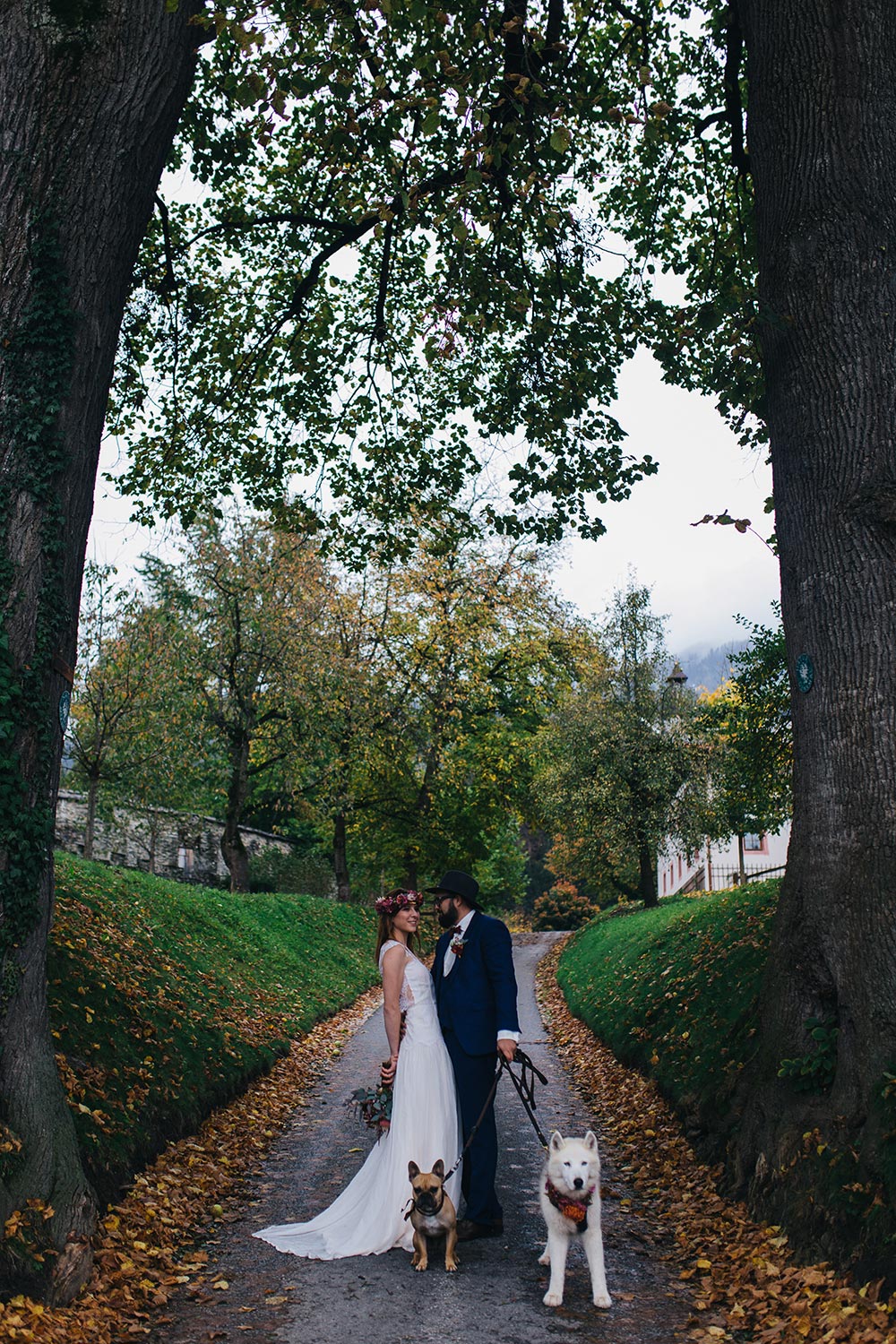 Herbsthochzeit, Style Shoot, Hochzeit in Tirol, Schloss Friedberg, Papeterie, Hochzeitskleid, Stephanie Wolff Paris, Hochzeit mit Hunden, Shooting mit Hunden, fashionblog, modeblog, hochzeitsblog, whoismocca.me