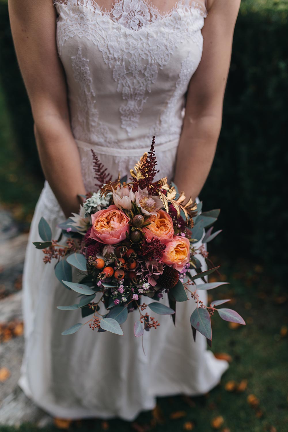 Herbsthochzeit, Style Shoot, Hochzeit in Tirol, Schloss Friedberg, Papeterie, Hochzeitskleid, Stephanie Wolff Paris, Hochzeit mit Hunden, Shooting mit Hunden, fashionblog, modeblog, hochzeitsblog, whoismocca.me