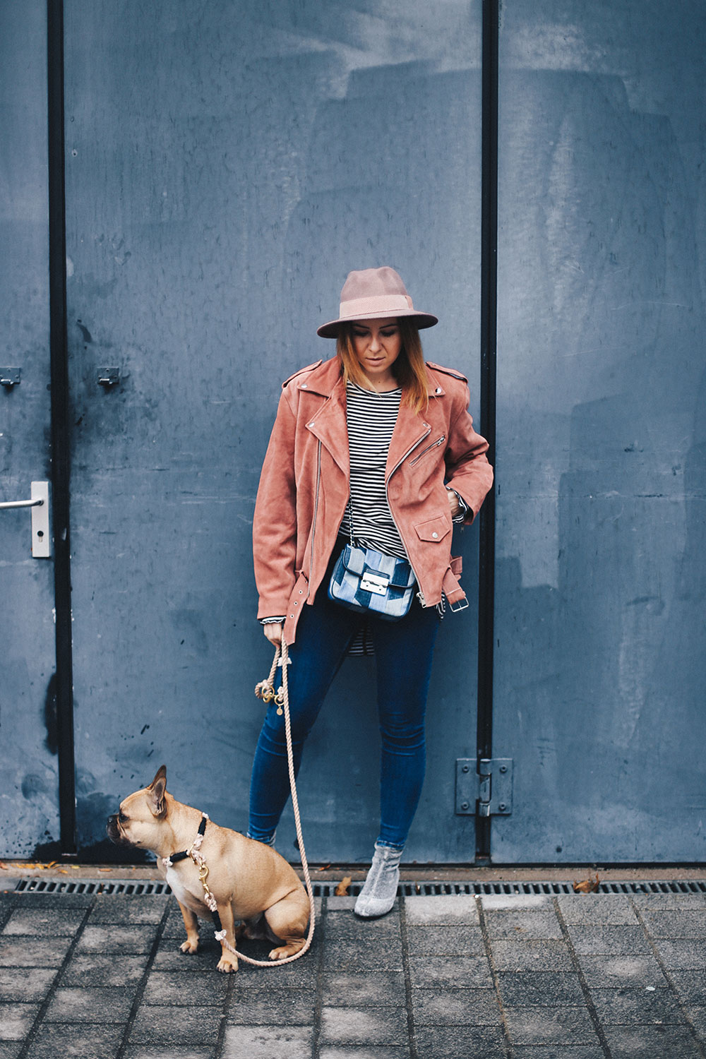 Outfit mit rosa Oversize-Bikerjacke von Reclaimed Vintage, Streetstyle, Metallic Boots, Outfit Blog, Fashion Blog, Modeblog, whoismocca.me