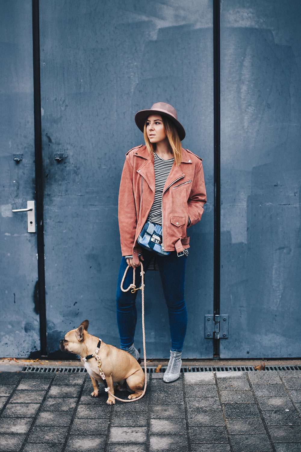 Outfit mit rosa Oversize-Bikerjacke von Reclaimed Vintage, Streetstyle, Metallic Boots, Outfit Blog, Fashion Blog, Modeblog, whoismocca.me