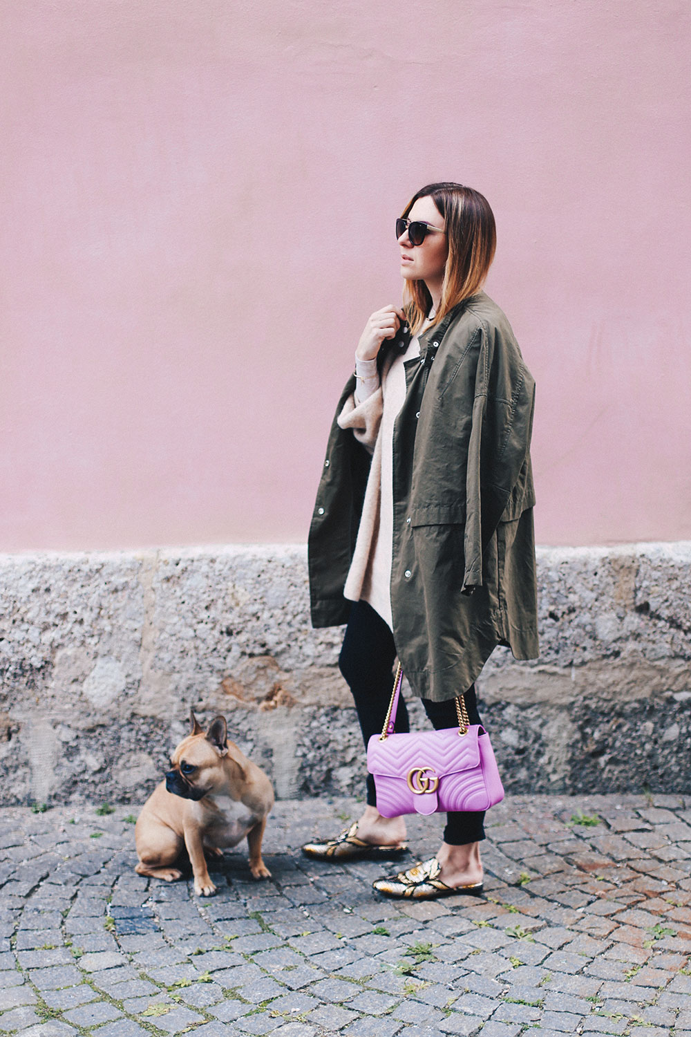 Herbstoutfit mit Parka, schwarzer Skinny Jeans und Oversize-Pullover, Outfit Blog, Modeblog, Fashion Blog, Slipper kombinieren, Parka kombinieren, Oversize Outfit, whoismocca.me