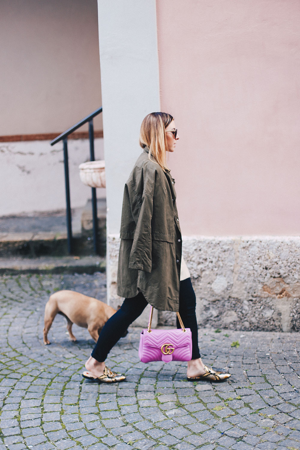 Herbstoutfit mit Parka, schwarzer Skinny Jeans und Oversize-Pullover, Outfit Blog, Modeblog, Fashion Blog, Slipper kombinieren, Parka kombinieren, Oversize Outfit, whoismocca.me