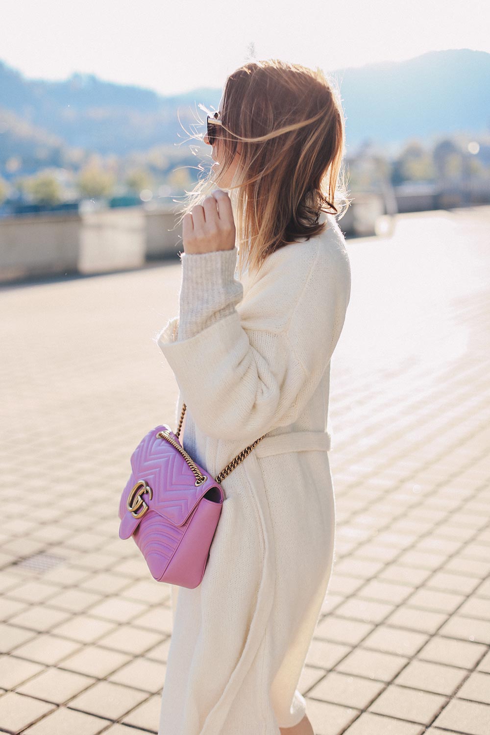 Schick in Strick, beiges Strickkleid kombinieren, Outfit Idee, Outfit Blog, Fashion Blog, Modeblog, Mode Magazin, Blogazine, Strick-Cardigan, GG Marmont Tasche pink, Chloe Susanna Boots, whoismocca.me