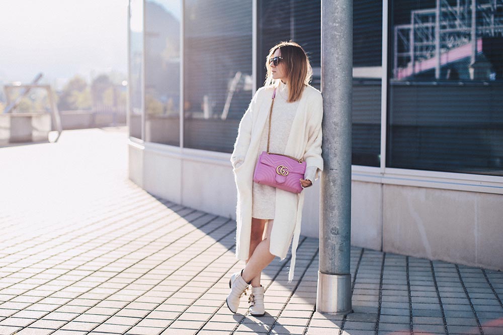 Schick in Strick, beiges Strickkleid kombinieren, Outfit Idee, Outfit Blog, Fashion Blog, Modeblog, Mode Magazin, Blogazine, Strick-Cardigan, GG Marmont Tasche pink, Chloe Susanna Boots, whoismocca.me