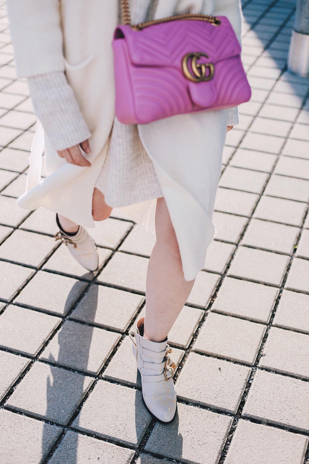 Schick in Strick, beiges Strickkleid kombinieren, Outfit Idee, Outfit Blog, Fashion Blog, Modeblog, Mode Magazin, Blogazine, Strick-Cardigan, GG Marmont Tasche pink, Chloe Susanna Boots, whoismocca.me