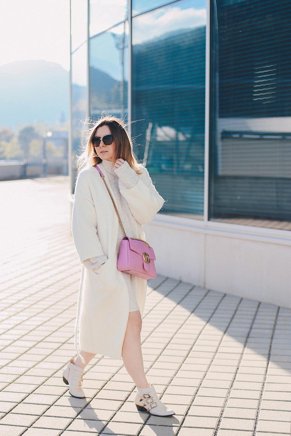 Schick in Strick, beiges Strickkleid kombinieren, Outfit Idee, Outfit Blog, Fashion Blog, Modeblog, Mode Magazin, Blogazine, Strick-Cardigan, GG Marmont Tasche pink, Chloe Susanna Boots, whoismocca.me