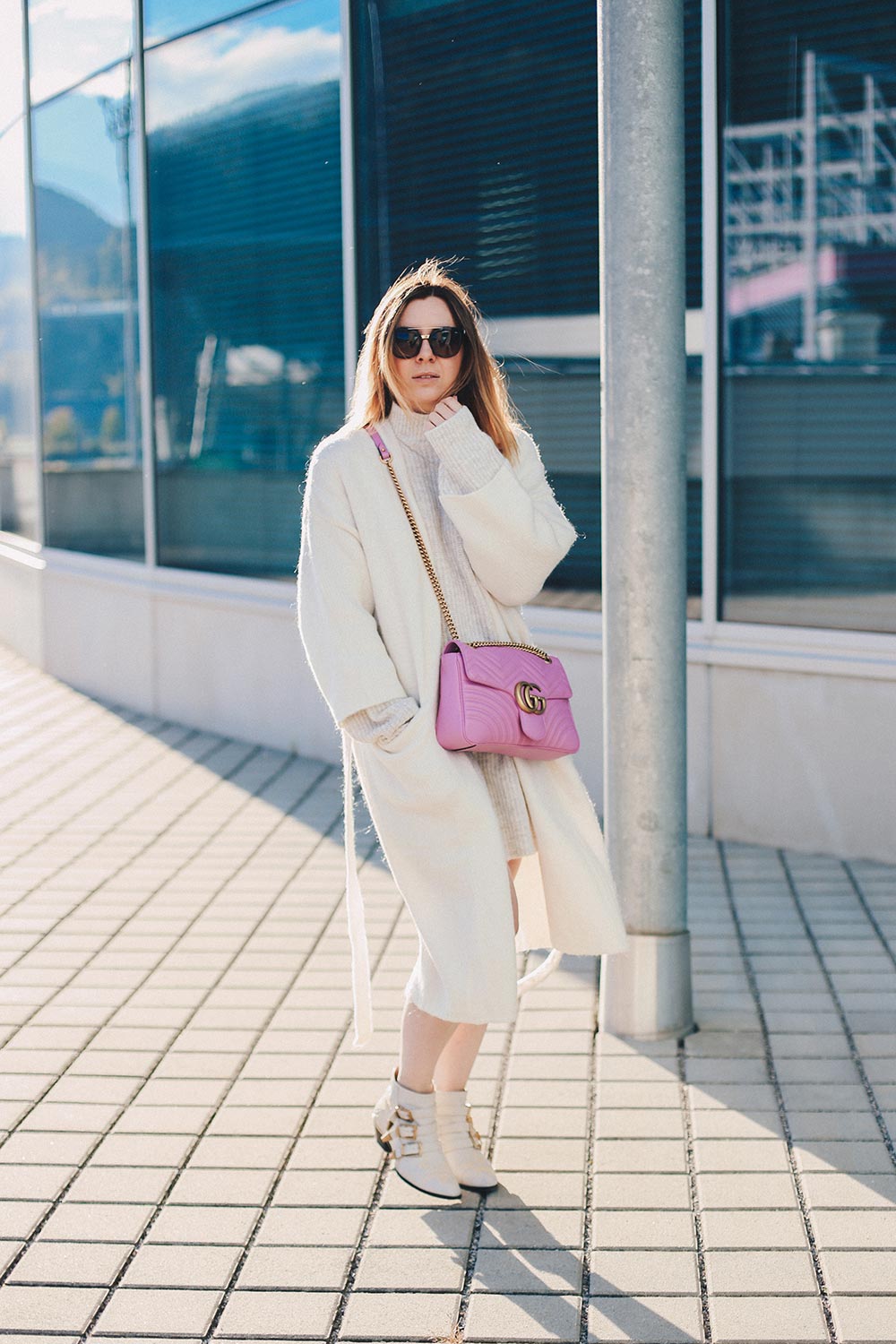 Schick in Strick, beiges Strickkleid kombinieren, Outfit Idee, Outfit Blog, Fashion Blog, Modeblog, Mode Magazin, Blogazine, Strick-Cardigan, GG Marmont Tasche pink, Chloe Susanna Boots, whoismocca.me