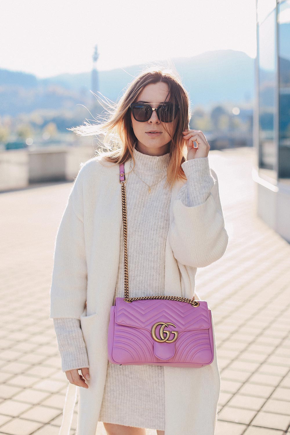 Schick in Strick, beiges Strickkleid kombinieren, Outfit Idee, Outfit Blog, Fashion Blog, Modeblog, Mode Magazin, Blogazine, Strick-Cardigan, GG Marmont Tasche pink, Chloe Susanna Boots, whoismocca.me