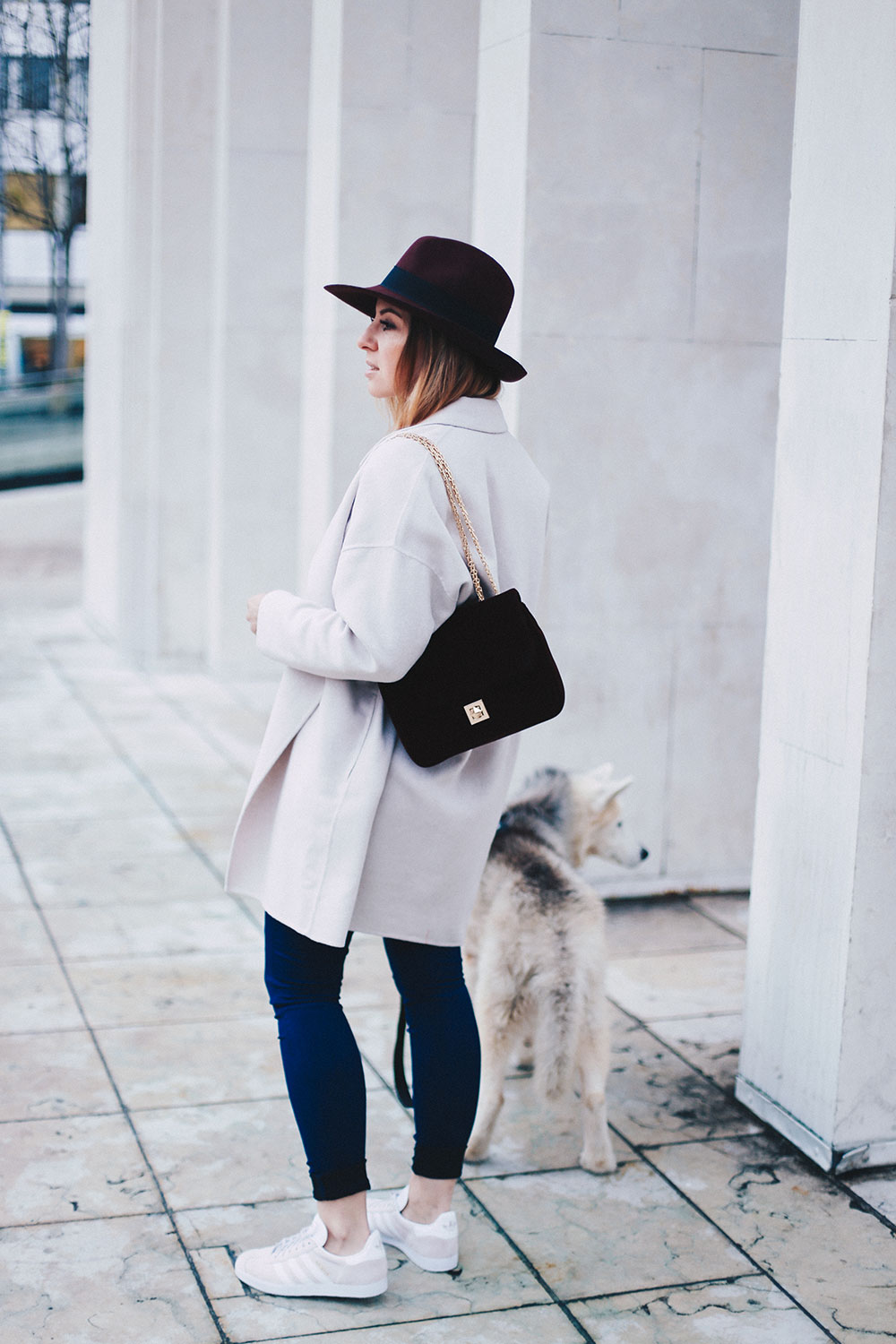 Back to Basics, Basic Outfit, Levis Shirt, Jeans, Adidas Gazelle Sneaker, Trenchcoat, Buffalo Tasche bordeaux, sibirischer Husky, Fashion Blog, Outfit Blog, Modemagazin, whoismocca.me