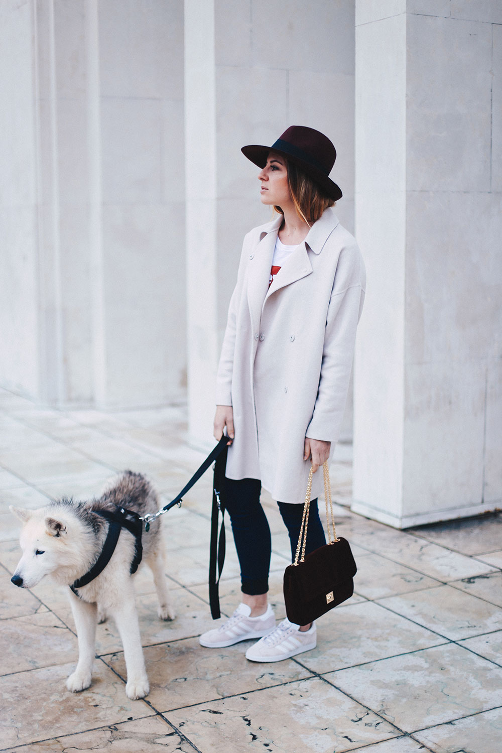 Back to Basics, Basic Outfit, Levis Shirt, Jeans, Adidas Gazelle Sneaker, Trenchcoat, Buffalo Tasche bordeaux, sibirischer Husky, Fashion Blog, Outfit Blog, Modemagazin, whoismocca.me