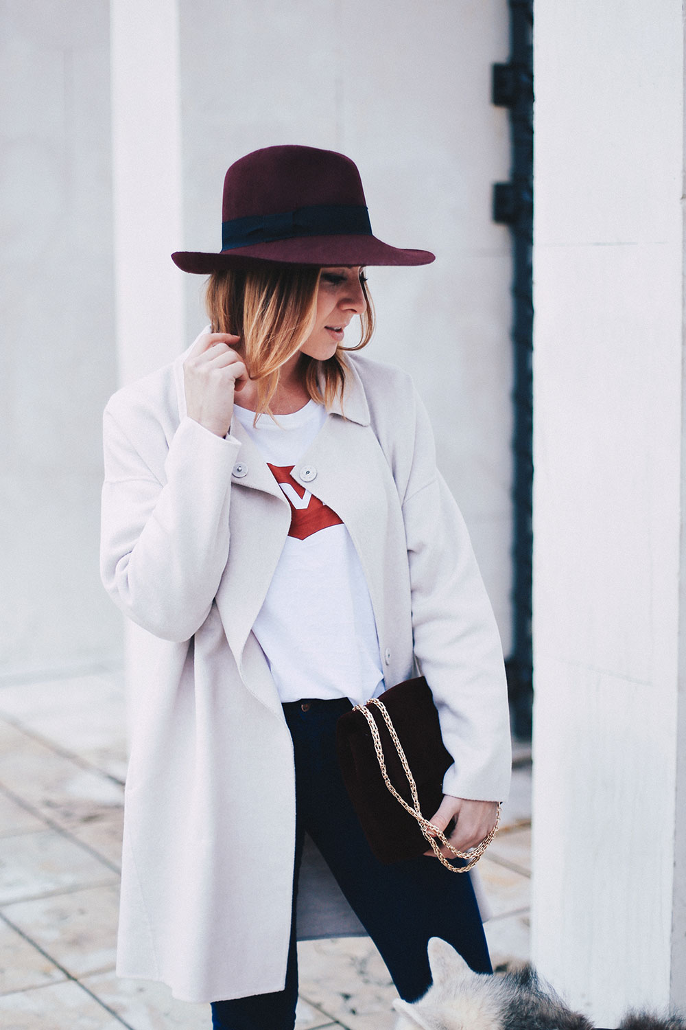 Back to Basics, Basic Outfit, Levis Shirt, Jeans, Adidas Gazelle Sneaker, Trenchcoat, Buffalo Tasche bordeaux, sibirischer Husky, Fashion Blog, Outfit Blog, Modemagazin, whoismocca.me