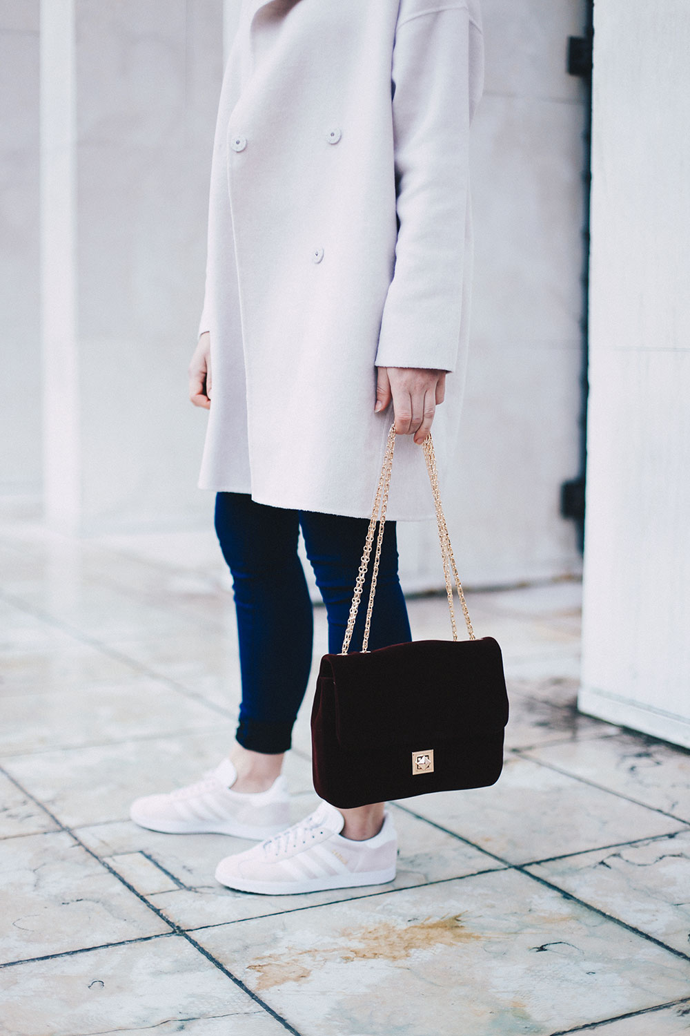 Back to Basics, Basic Outfit, Levis Shirt, Jeans, Adidas Gazelle Sneaker, Trenchcoat, Buffalo Tasche bordeaux, sibirischer Husky, Fashion Blog, Outfit Blog, Modemagazin, whoismocca.me