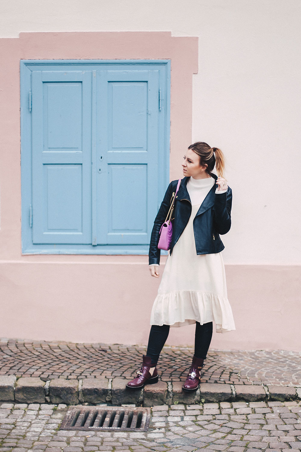 Balenciaga Boots Outfit mit Volantkleid und Lederhose, Ceinture Boots kombinieren, Balenciaga Cut-Out Schuhe, GG Marmont pink, Outfit Blog, Fashion Blog, whoismocca.me