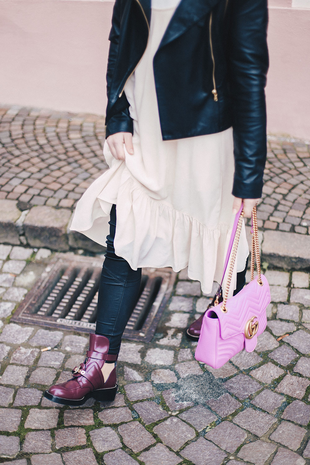 Balenciaga Boots Outfit mit Volantkleid und Lederhose, Ceinture Boots kombinieren, Balenciaga Cut-Out Schuhe, GG Marmont pink, Outfit Blog, Fashion Blog, whoismocca.me