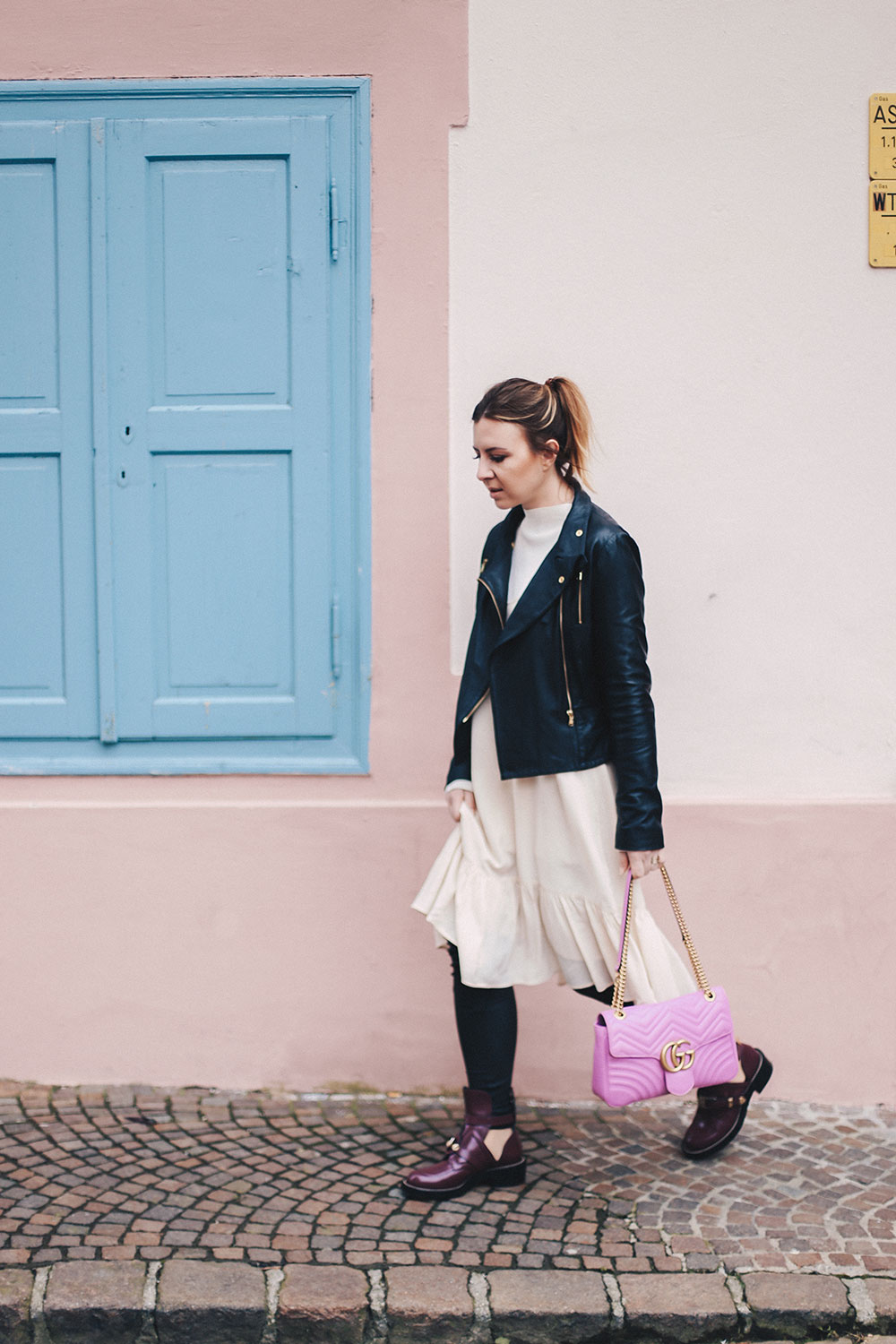 Balenciaga Boots Outfit mit Volantkleid und Lederhose, Ceinture Boots kombinieren, Balenciaga Cut-Out Schuhe, GG Marmont pink, Outfit Blog, Fashion Blog, whoismocca.me