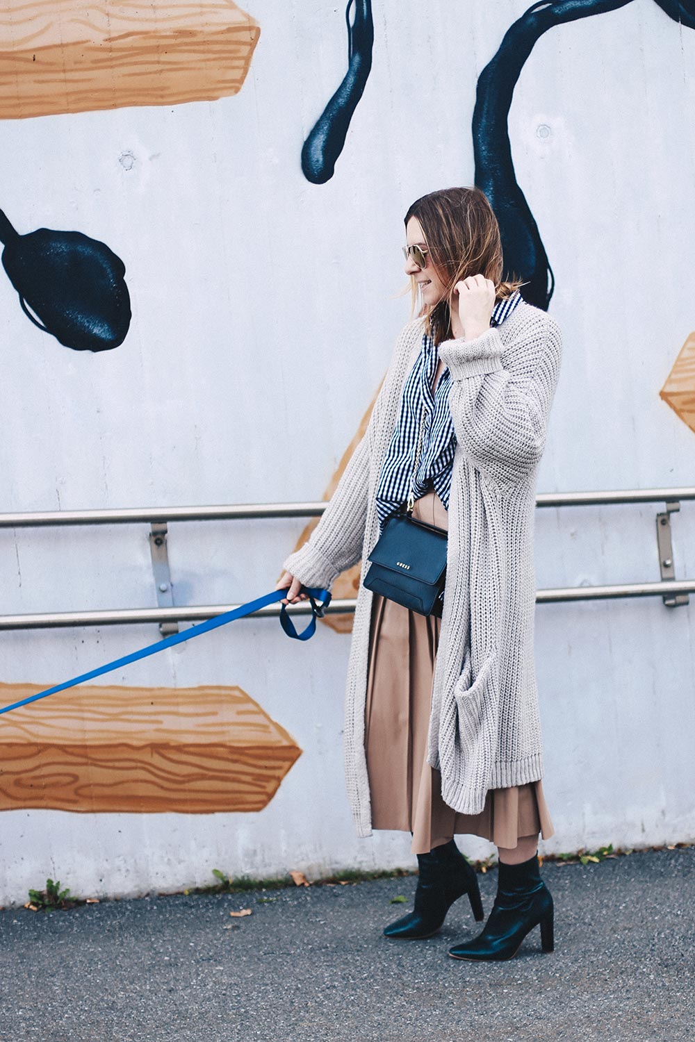 beiger Midi-Lederrock von & other stories, Karohemd und Strick, Outfit Blog, Modeblog, Streetstyle Tirol, Innsbruck, Grafitti, siberian husky puppy, Oversize, Layering, Herbst Outfit, whoismocca.me