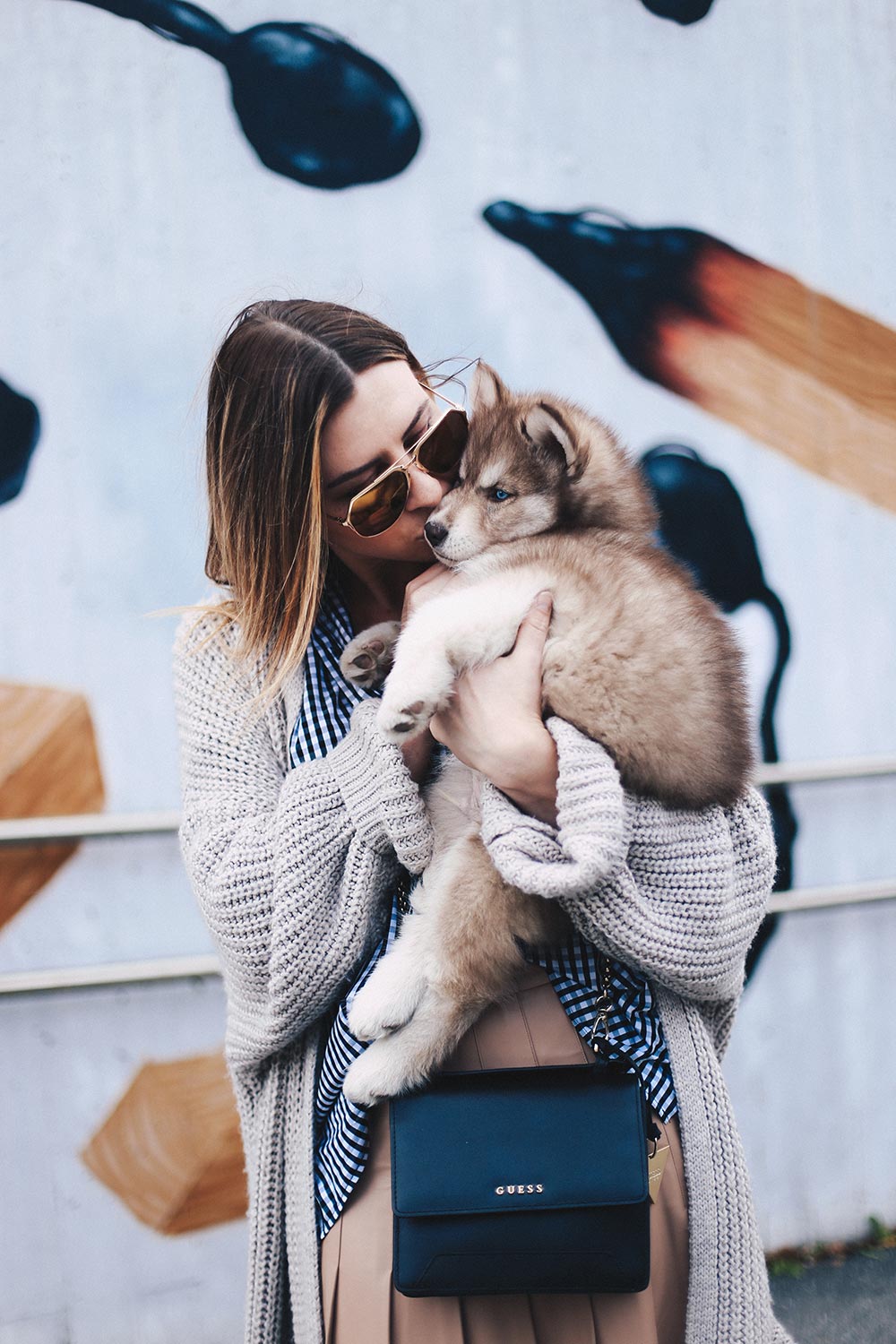 beiger Midi-Lederrock von & other stories, Karohemd und Strick, Outfit Blog, Modeblog, Streetstyle Tirol, Innsbruck, Grafitti, siberian husky puppy, Oversize, Layering, Herbst Outfit, whoismocca.me