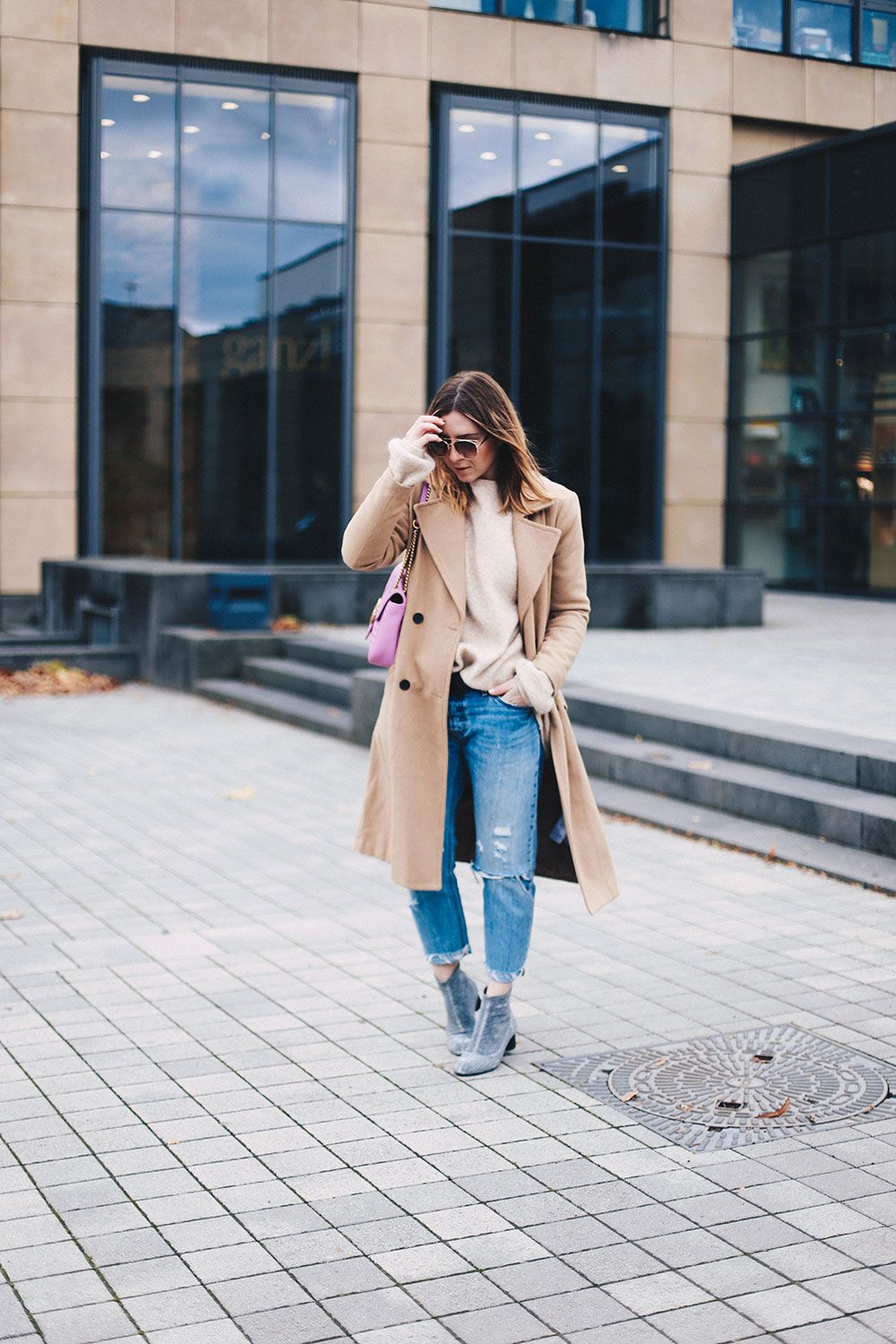 Boyfriend Jeans Outfit mit Camel Mantel und Glitzer-Boots, Fashion Blog, Modeblog, Outfit Blog, Style Diary, Glitzer Boots, Levis 501 CT Outfit, Vila Mantel, GG Marmont pink, whoismocca.me