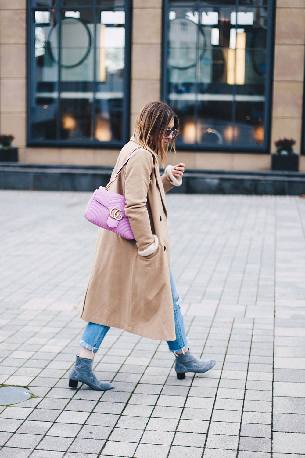 Boyfriend Jeans Outfit mit Camel Mantel und Glitzer-Boots, Fashion Blog, Modeblog, Outfit Blog, Style Diary, Glitzer Boots, Levis 501 CT Outfit, Vila Mantel, GG Marmont pink, whoismocca.me