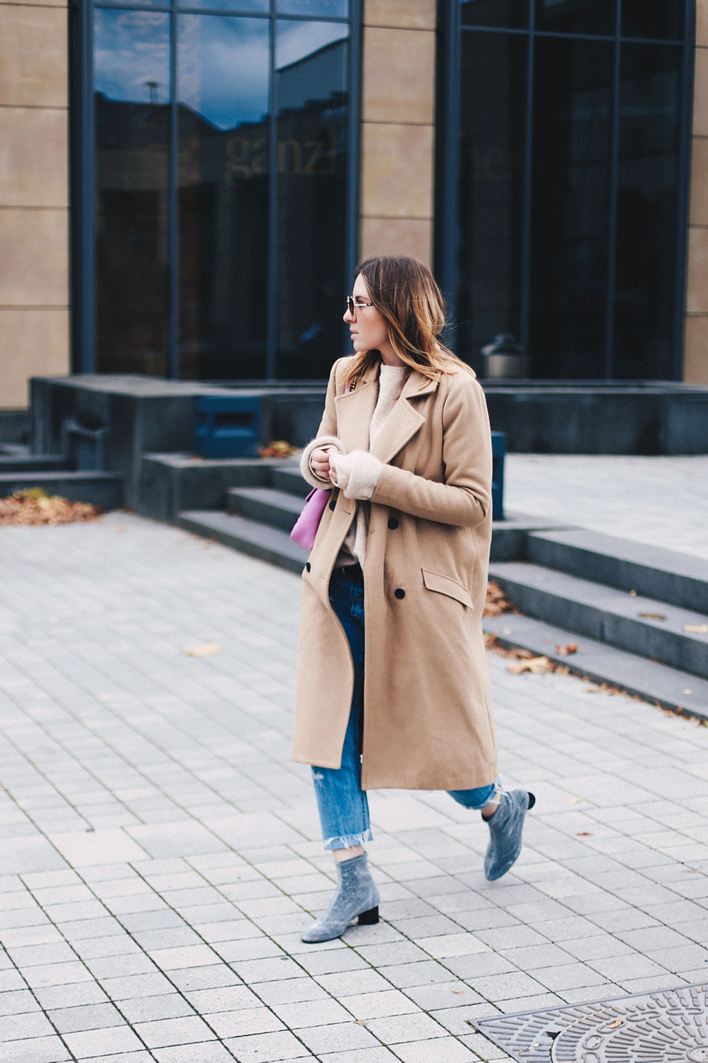 Boyfriend Jeans Outfit mit Camel Mantel und Glitzer-Boots, Fashion Blog, Modeblog, Outfit Blog, Style Diary, Glitzer Boots, Levis 501 CT Outfit, Vila Mantel, GG Marmont pink, whoismocca.me