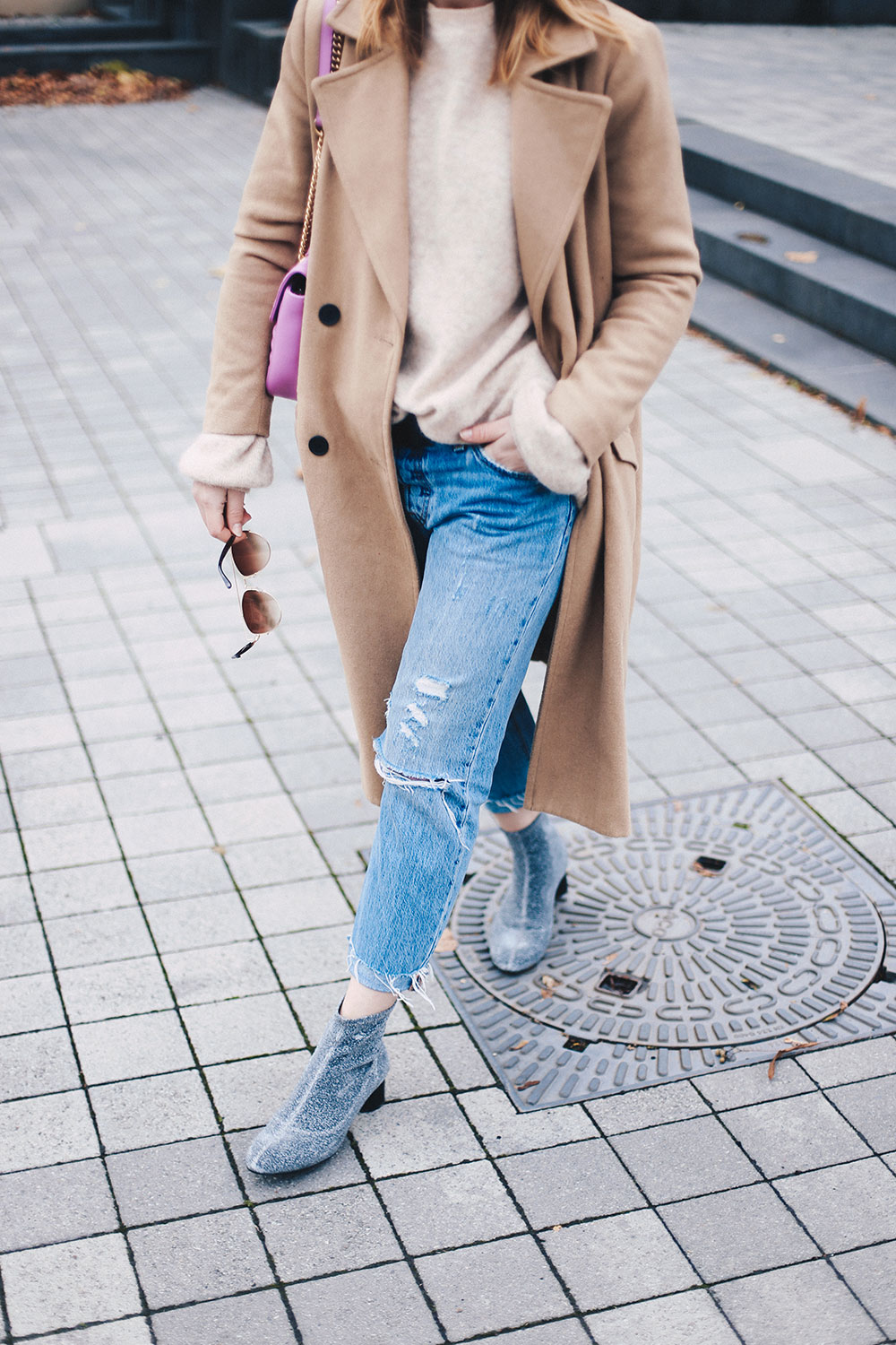 Boyfriend Jeans Outfit mit Camel Mantel und Glitzer-Boots, Fashion Blog, Modeblog, Outfit Blog, Style Diary, Glitzer Boots, Levis 501 CT Outfit, Vila Mantel, GG Marmont pink, whoismocca.me