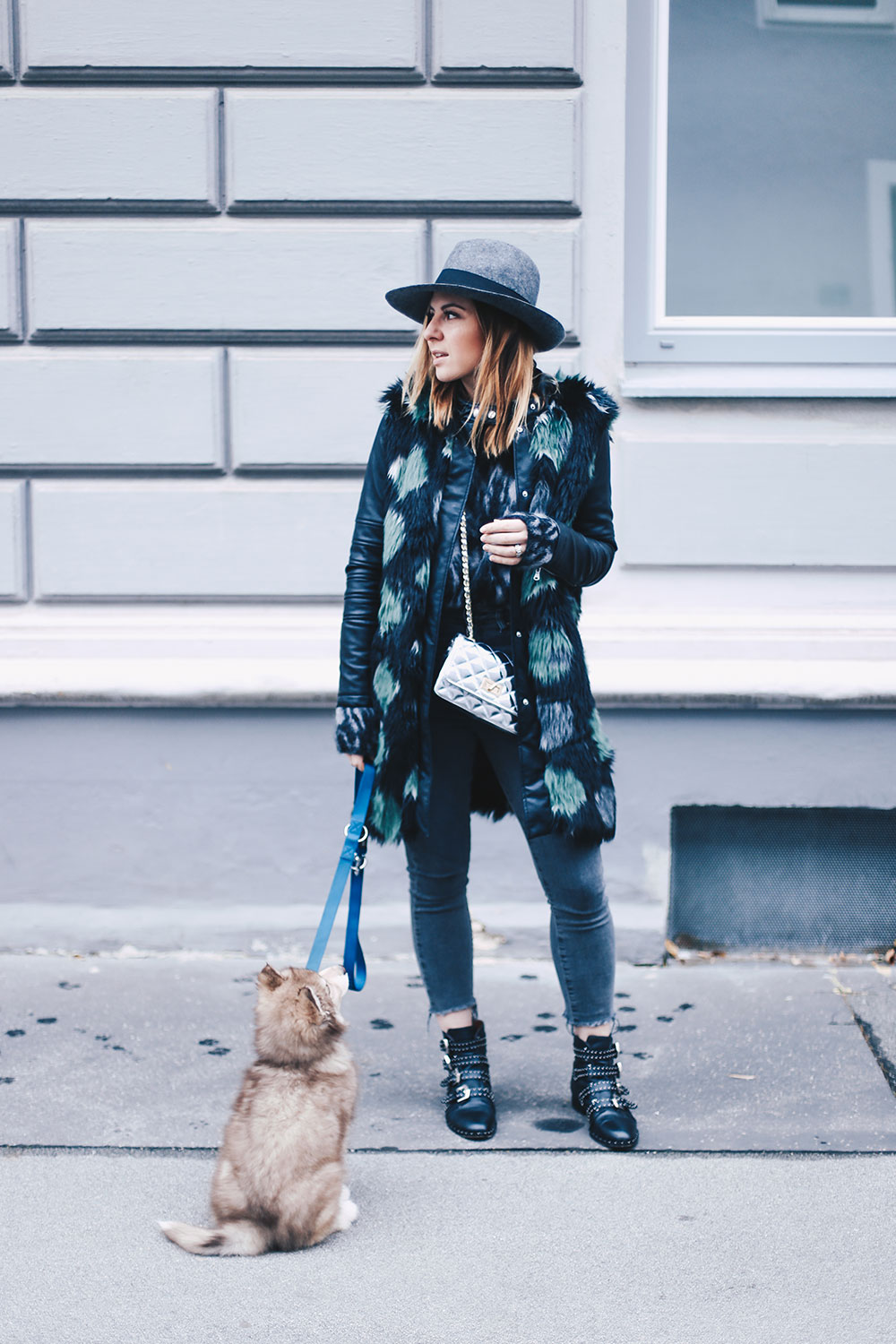 Fake Fur Mantel mit Lederärmel, Ankle Jeans und Nieten-Boots, Outfit Blog, Fashion Blog, Modeblog, Style Diary, whoismocca.me