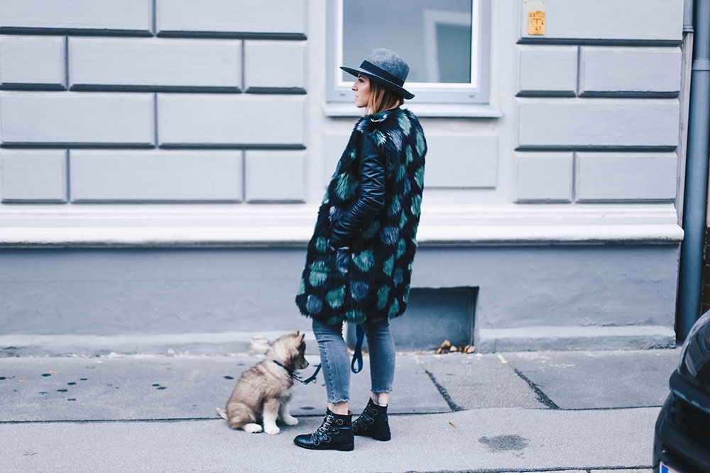 Fake Fur Mantel mit Lederärmel, Ankle Jeans und Nieten-Boots, Outfit Blog, Fashion Blog, Modeblog, Style Diary, whoismocca.me