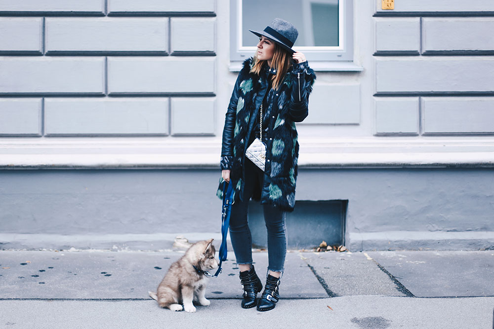 Fake Fur Mantel mit Lederärmel, Ankle Jeans und Nieten-Boots, Outfit Blog, Fashion Blog, Modeblog, Style Diary, whoismocca.me