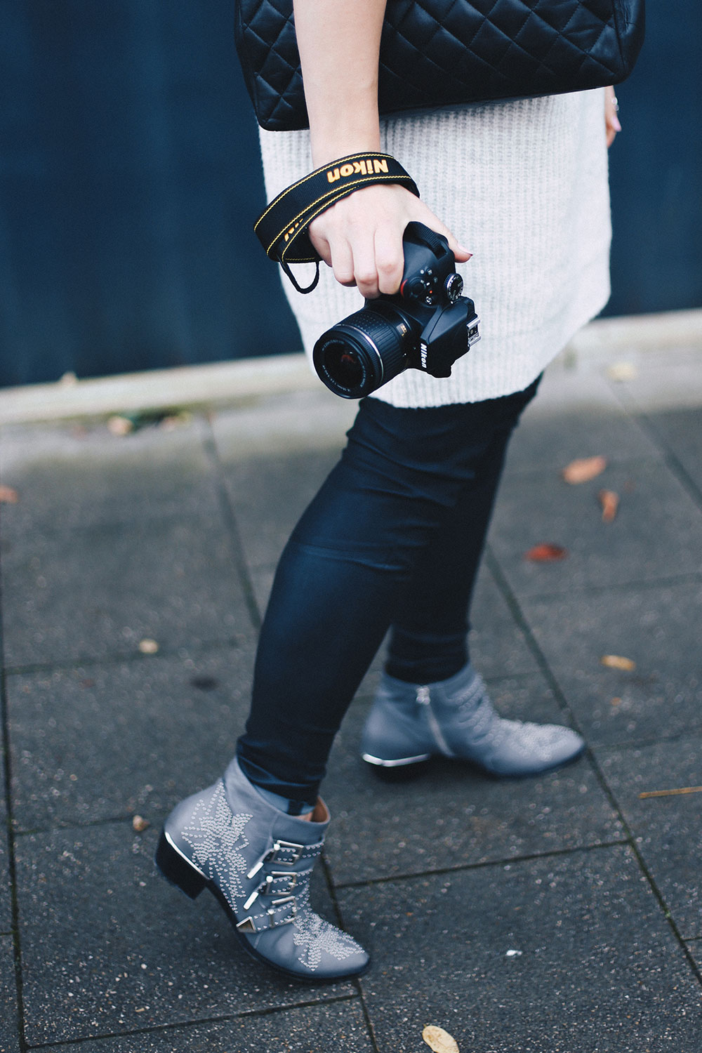 Outfit-Kombi mit Lederhose und Lederjacke, Tipps für Outfit-Fotos, American Vintage Lederjacke, Chloe Susanna Boots, Chanel Maxi Jumbo Bag, Strickkleid, Streetstyle, Outfit Blog, Modeblog, Fashion Blog, whoismocca.me