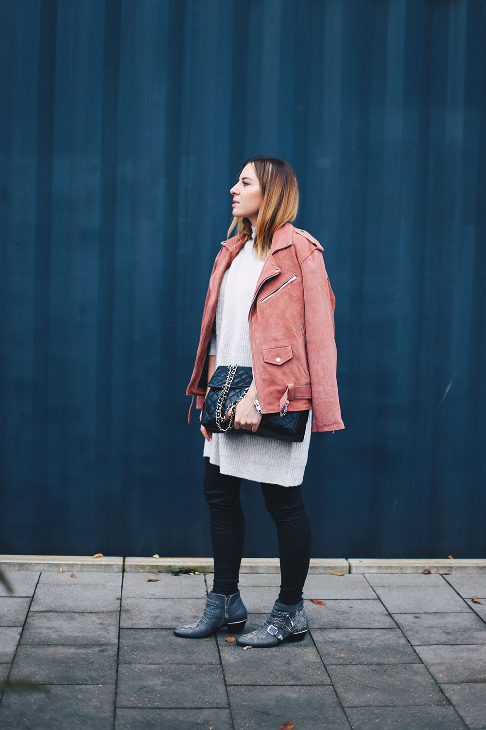 Outfit-Kombi mit Lederhose und Lederjacke, Tipps für Outfit-Fotos, American Vintage Lederjacke, Chloe Susanna Boots, Chanel Maxi Jumbo Bag, Strickkleid, Streetstyle, Outfit Blog, Modeblog, Fashion Blog, whoismocca.me